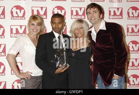 Die Darsteller von Dr. Who (von links nach rechts); Billie Piper, Noel Clarke, Camille Coduri und David Tennant sammeln das Best Loved Drama bei den TV Quick und TV Choice Awards im Dorchester Hotel im Zentrum von London. Stockfoto