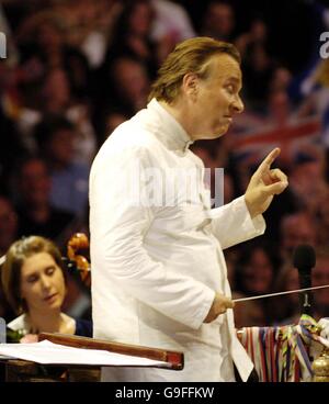 Mark Elder dirigiert das BBC Symphony Orchestra während der letzten Nacht der Proms in der Albert Hall in London. Stockfoto