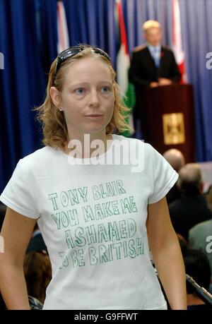 Britische Frau Kirsty (Familienname nicht bekannt), lebt in Ramallah trägt eine t-Shirt über Premierminister Tony Blair während der gemeinsamen Pressekonferenz zwischen Blair Minister und Palästinenserpräsident Mahmoud Abbas bei den Präsidentschaftswahlen Compound in Ramallah, Westjordanland protestieren. Stockfoto