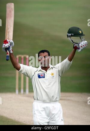 Cricket - Third npower Testspiel - England gegen Pakistan - Headingley - Tag drei. Der pakistanische Schläger Younis Khan feiert sein Jahrhundert gegen England am dritten Tag des dritten Npower-Testmatches in Headingley, Leeds. Stockfoto