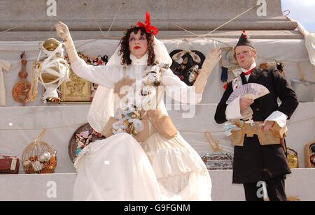 Marisa Carnesky und Josh Knowles führen die Shmatteh Braut und ihre erstaunliche Charme Armband während des Trafalgar Square Festival. Stockfoto