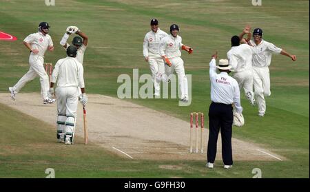 Der englische Monty Panesar (zweite von rechts) feiert das Dickicht des pakistanischen Taufeeq Umar am fünften Tag des dritten npower-Test-Spiels in Headingley, Leeds. Stockfoto