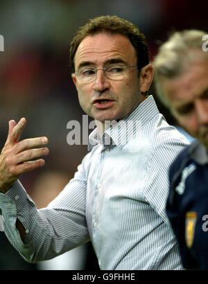 Fußball - freundlich - NEC Nijmegen / Aston Villa - McDos Goffertstadion. Martin O'Neill, der neue Manager von Aston Villa, übernimmt sein erstes Spiel gegen NEC Nijmegen. Stockfoto