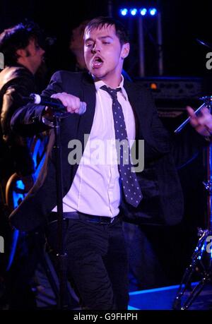 Das ehemalige Busted-Mitglied Matt Willis tritt auf der Launch-Party des neuen kommerziell freien tv-Musikkanals "Bubble Hits" im Soho Hotel im Zentrum von London auf. Stockfoto