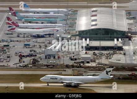 Folienbombenkampagne der Polizei auf britischen Flügen. Flugzeuge, die heute an Ständen im Terminal 5 des Flughafens Heathrow in London sitzen. Stockfoto