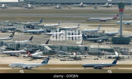 Flugzeuge sitzen heute an Ständen rund um den Kontrollturm am Flughafen Heathrow in London. Stockfoto
