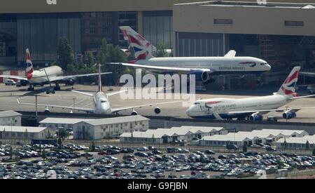 Folienbombenkampagne der Polizei auf britischen Flügen. Ein Flugzeug von British Airways landet heute am Flughafen Heathrow in London. Stockfoto