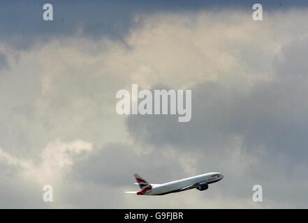 Ein Flugzeug von British Airways hebt heute vom Flughafen Heathrow in London ab. Stockfoto