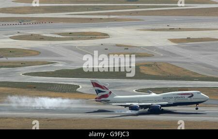 Folienbombenkampagne der Polizei auf britischen Flügen. Ein Flugzeug von British Airways landet heute am Flughafen Heathrow in London. Stockfoto