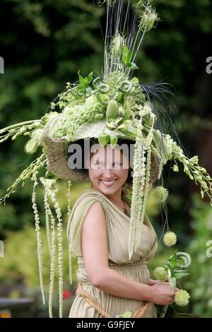 Maureen Gill aus Galway genießt den Evian Ladies' Day bei der Failte Ireland Dublin Horse Show im RDS, Dublin. Stockfoto