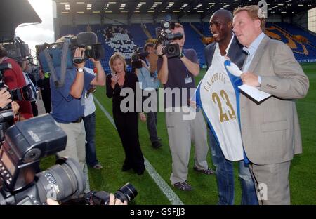 Nach einer Pressekonferenz im Fratton Park, Portsmouth, posiert Sol Campbell mit Manager Harry Redknapp (rechts) für die Medien. Stockfoto