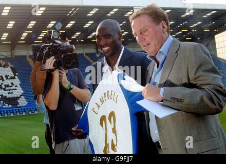 Nach einer Pressekonferenz im Fratton Park, Portsmouth, posiert Sol Campbell mit Manager Harry Redknapp (rechts) für die Medien. Stockfoto