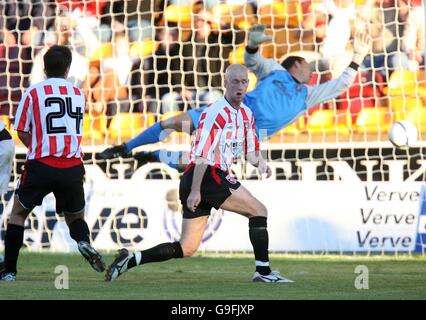 Fußball - UEFA-Cup - zweite Qualifikationsrunde - erste Etappe - Gretna gegen Derry City - Fir Park. Darren Kelly (24) von Derry City erzielt das erste Tor Stockfoto