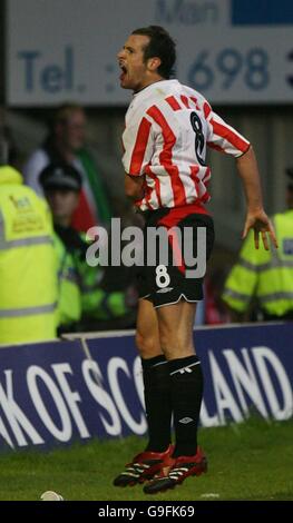 Fußball - UEFA-Cup - zweite Qualifikationsrunde - erste Etappe - Gretna gegen Derry City - Fir Park. Ciaran Martyn von Derry City feiert Stockfoto