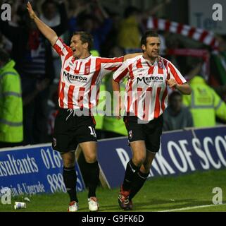 Ciaran Martyn von Derry City feiert mit Kevin McHugh Stockfoto