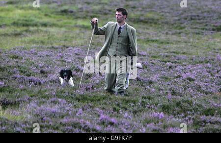 Gamekeeper Andrew Drummond vom Milton Estate mit seinem Springer Spaniel Pistole Hund auf dem Drumochter Moor, während einer Fotoschau von der Game Conservancy Trust organisiert, um die Grouse Saison ab Samstag 12 August Vorschau. Stockfoto