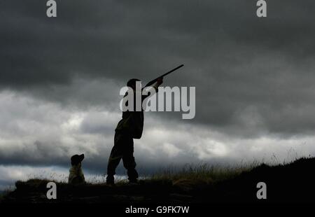 Gamekeeper Andrew Drummond vom Milton Estate mit seinem Springer Spaniel Pistole Hund auf dem Drumochter Moor, während einer Fotoschau von der Game Conservancy Trust organisiert, um die Grouse Saison ab Samstag 12 August Vorschau. Stockfoto