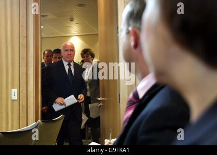 Der Innenminister Dr. John Reid kommt vor einer Presseerklärung im Innenministerium im Zentrum von London an. Stockfoto