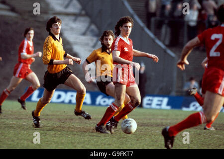 Fußball - Football League Division One - Wolverhampton Wanderers gegen Middlesbrough. Craig Johnston von Middlesbrough (r) legt den Ball zurück, beobachtet von Wayne Clarke (l) von Wolverhampton Wanderers und Peter Daniel (c) Stockfoto