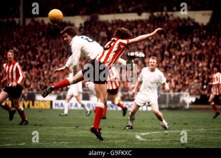 Fußball - FA Cup Finale - Sunderland gegen Leeds United. Allan Clarke (l) von Leeds United fordert Ron Guthrie (r) von Sunderland um einen Kopfball heraus Stockfoto