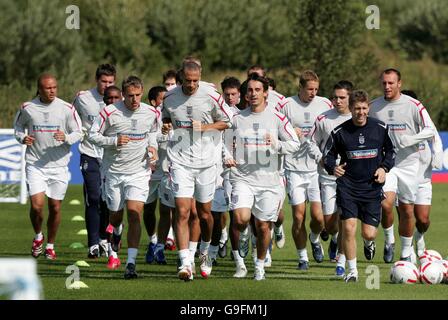 Die Engländer Phil Neville (links), Rio Ferdinand (Mitte) und Gary Neville führen während einer Trainingseinheit in Carrington bei Manchester an. Stockfoto