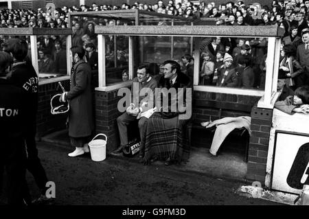 Leeds United Manager Don Revie (r) und Trainer Les Cocker (l) sitzen im Dugout im Goodison Park Stockfoto