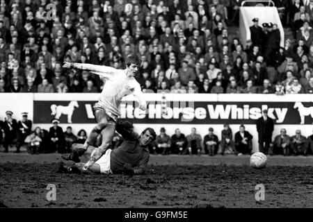 Fußball - FA Cup - Halbfinale - Leeds United gegen Manchester United. Leeds United's Allan Clarke (l) geht um Manchester United Torwart Alex Stepney (r) Stockfoto