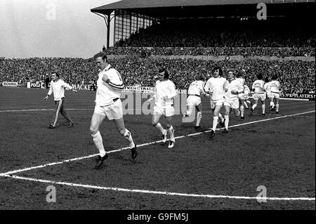 Fußball - Football League Division One - Leeds United / Arsenal. Leeds United Trainer Les Cocker (l) wärmt die Spieler vor dem Spiel auf: (l-r) Jack Charlton, Terry Cooper, Peter Lorimer und Gary Sprake Stockfoto