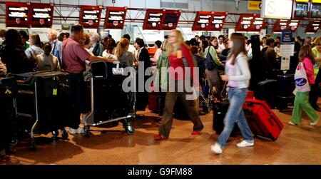 Passagiere an den Check-in-Schaltern im Terminal 4 des Flughafens Heathrow, wo sich die Dinge heute langsam normalisiert haben, als die Sicherheitsmaßnahmen, die nach den Anti-Terror-Swoops in der vergangenen Woche eingeführt wurden, reduziert wurden. Stockfoto