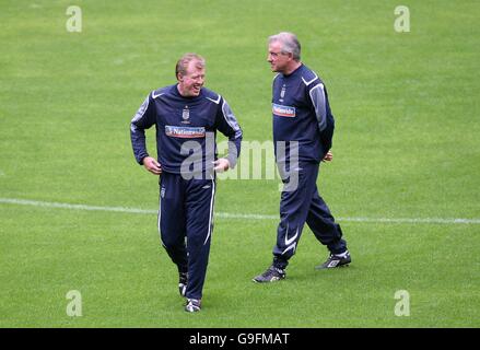 England-Manager Steve McClaren (links) mit Trainer Terry Venables während einer Trainingseinheit in Old Trafford, Manchester. Stockfoto