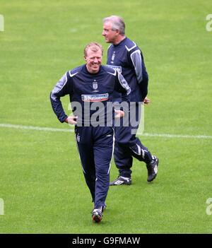 England-Manager Steve McClaren (links) mit Trainer Terry Venables während einer Trainingseinheit in Old Trafford, Manchester. Stockfoto