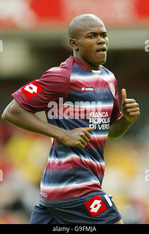 Fußball - freundlich - Watford / Chievo Verona - Vicarage Road Stadium. Victor Nsofor Obinna, Chievo Stockfoto