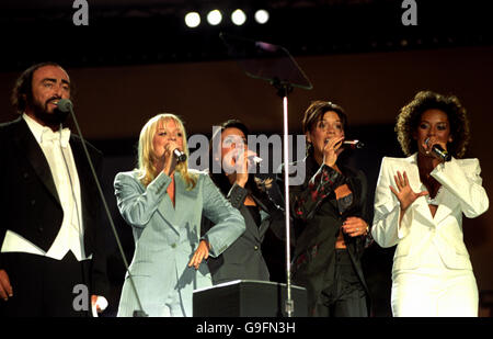 Die Spice Girls und Luciano Pavarotti treten zusammen in Modena auf, beim Konzert des vierten Kriegskindes, das von Pavarotti organisiert wurde, um Geld für Kinder in konfliktbeladenen Gebieten der Welt zu sammeln. Stockfoto