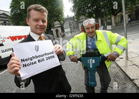 (L-R) der Vorsitzende der Grünen, Trevor Sargent, und die TD Ciaran Cuffe, verwenden vor dem irischen Parlament in Dublin einen Presslufthammer, um ihr Nachbarschaftslärmgesetz zu veröffentlichen. Stockfoto