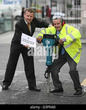 (L-R) der Vorsitzende der Grünen, Trevor Sargent, und die TD Ciaran Cuffe, verwenden vor dem irischen Parlament in Dublin einen Presslufthammer, um ihr Nachbarschaftslärmgesetz zu veröffentlichen. Stockfoto