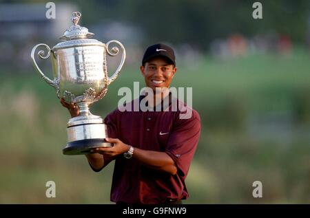 Golf - US PGA Championship - Louisville - Final Day. Tiger Woods hält seine PGA Championship Trophy hoch Stockfoto