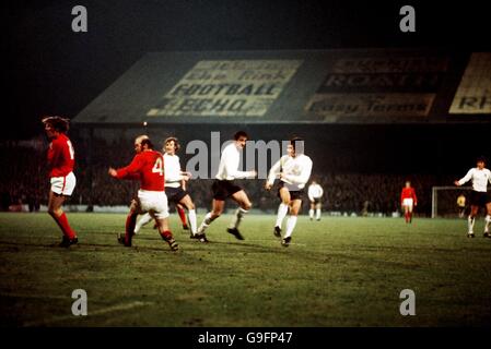 (R-L) Englands Kevin Keegan feuert in einem Schuss, beobachtet von den Teamkollegen Norman Hunter und Rodney Marsh sowie von Wales Terry Hennessey und Gil Reece Stockfoto