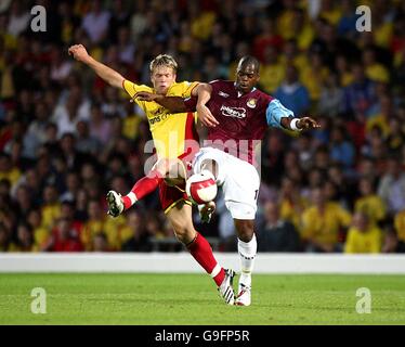 Fußball - FA Barclays Premiership - Watford / West Ham United - Vicarage Road. Jay Demerit von Watford und Marlon Harewood von West Ham United Stockfoto