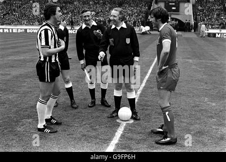 Fußball - FA Cup Final - Liverpool / Newcastle United. Newcastle United Kapitän Bobby Moncur (l) und Liverpool Kapitän Emlyn Hughes (r) lachen mit Schiedsrichter Gordon Kew (c) über den Münzwurf Stockfoto