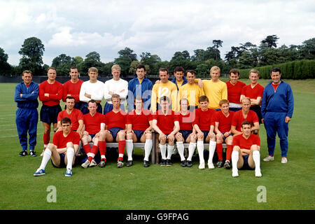 Navigationsleiste Kader Englands: (Hintere Reihe, l-r) Les Cocker, George Cohen, Gerry Byrne, Roger Hunt, Ron Flowers, Gordon Banks, Ron Springett, Peter Bonetti, Jimmy Greaves, Bobby Moore, John Connelly, George Eastham, Harold Shepherdson (erste Reihe, l-r) Norman Hunter (sitzend), Jimmy Armfield, Nobby Stiles, Jack Charlton, Geoff Hurst, Terry Paine, Ray Wilson, Martin Peters, Alan Ball, Bobby Charlton, Ian Callaghan (sitzend) Stockfoto