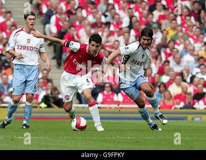 Francesc Fabregas(l) von Arsenal hält Juan Pablo Angel von der Aston Villa zurück Stockfoto