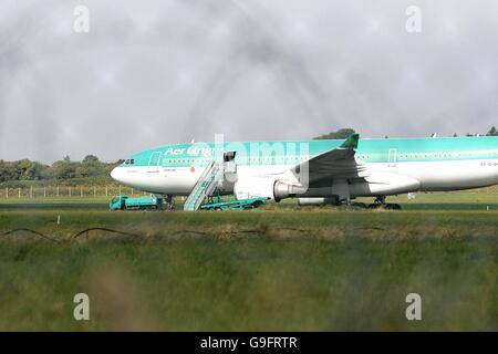 Aer Lingus Flugzeug ist am Shannon Airport im Co Clare geerdet, nachdem es das Thema einer großen Sicherheit Warnung war. Stockfoto