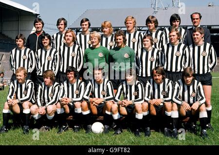 Newcastle United Teamgruppe: (Back Row, l-r) Trainer Keith Burkinshaw, Tommy Gibb, David Young, Alex Reid, Pat Howard, Irving Nattrass, Jimmy Smith, Manager Joe Harvey; (Middle Row, l-r) David Craig, John Cowan, Gordon Hodgson, IAM Mcfaul, Martin Burleigh, Ray Ellison, Ron Guthrie, Ollie; Burton; (Vordere Reihe, l-r) John Tudor, Tony Green, Terry Hibbitt, Bobby Moncur, Stewart Barrowclough, Frank Clark, Malcolm MacDonald Stockfoto