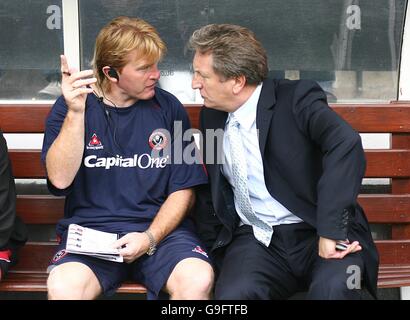 Fußball - FA Barclays Premiership - Fulham V Sheffield United - Craven Cottage. Der Manager von Sheffield United, Neil Warnock, spricht mit dem Assistenten Stuart McCall Stockfoto