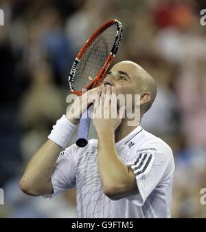 Eine emotionale Andre Agassi feiert nach dem Gewinn seiner ersten Vorrundenspiel gegen Andrei Pavel bei den US Open in Flushing Meadow, New York. Nach dem Turnier ist er in den Ruhestand vom Tennis. Stockfoto