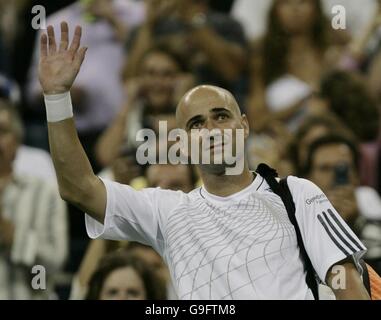 Eine emotionale Andre Agassi winkt der Menschenmenge vor seiner ersten Runde match gegen Andrei Pavel bei den US Open in Flushing Meadow, New York. Nach dem Turnier ist er in den Ruhestand vom Tennis. Stockfoto