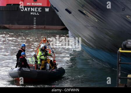 Forensische Offiziere, begleitet von der Hampshire Police Marine Unit, die heute die Passagierfähre Pride of Bilbao im Portsmouth Dock inspiziert. Stockfoto