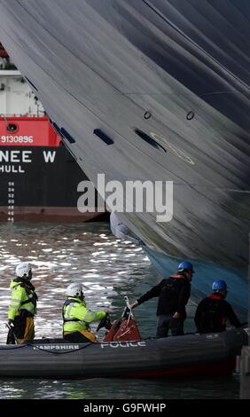 Forensische Offiziere, begleitet von der Hampshire Police Marine Unit, die heute die Passagierfähre Pride of Bilbao im Portsmouth Dock inspiziert. Stockfoto