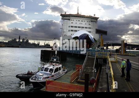 Polizei an Bord P & O Fähre in tragischen Segler Sonde Stockfoto