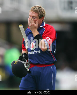 Cricket - NatWest One Day International Series - England / Pakistan - Lord's. Englands Ian Bell verlässt das Feld nach dem Aussteigen niedergeschlagen Stockfoto